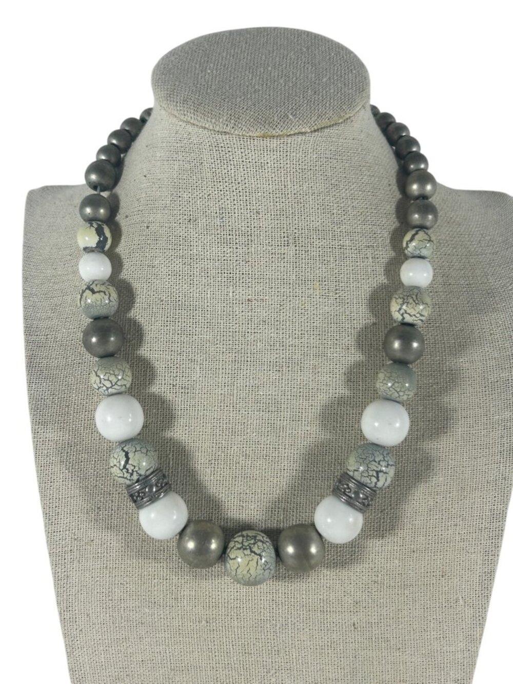 LEI Chunky Crackle Beaded Statement Necklace White Gray Silver Tone Classic